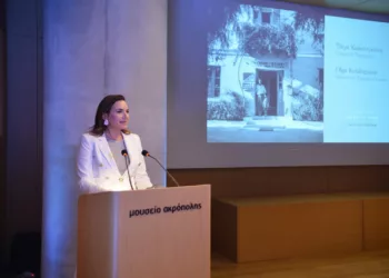 Η Όλγα Κεφαλογιάννη στην έκθεση φωτογραφιών του Robert McCabe