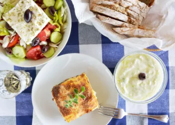Πόσο κοστίζουν χωριάτικη σαλάτα και μουσακάς στο κέντρο της Αθήνας