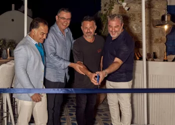 Εστιατόριο Παπαϊωάννου: Λαμπερή πρεμιέρα στη Μύκονο
