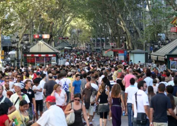 Υπερτουρισμός: Διαδηλώσεις και «επίθεση» με… νεροπίστολα στην Βαρκελώνη
